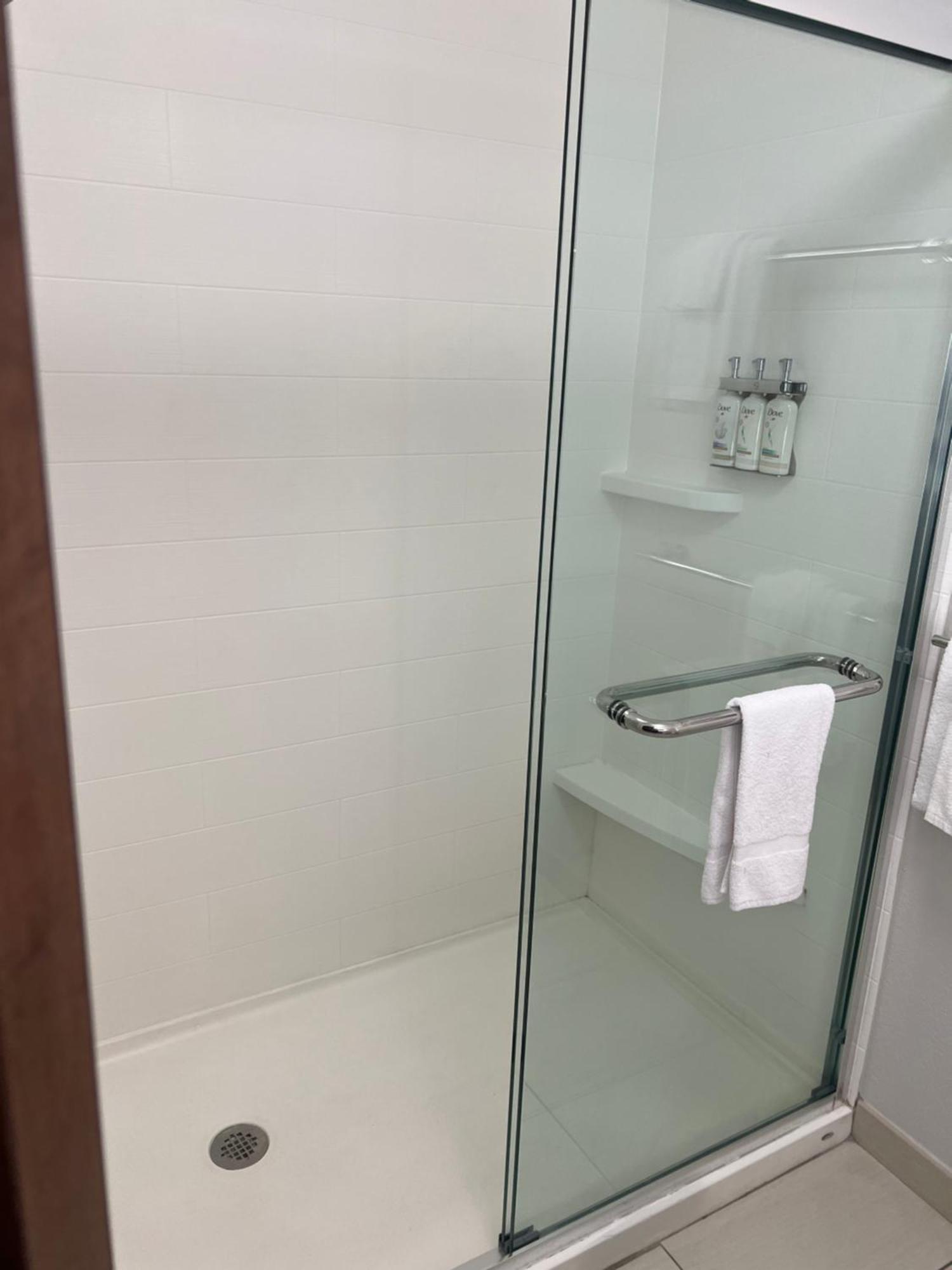 Holiday Inn Express & Suites Mobile - University Area By Ihg Bagian luar foto