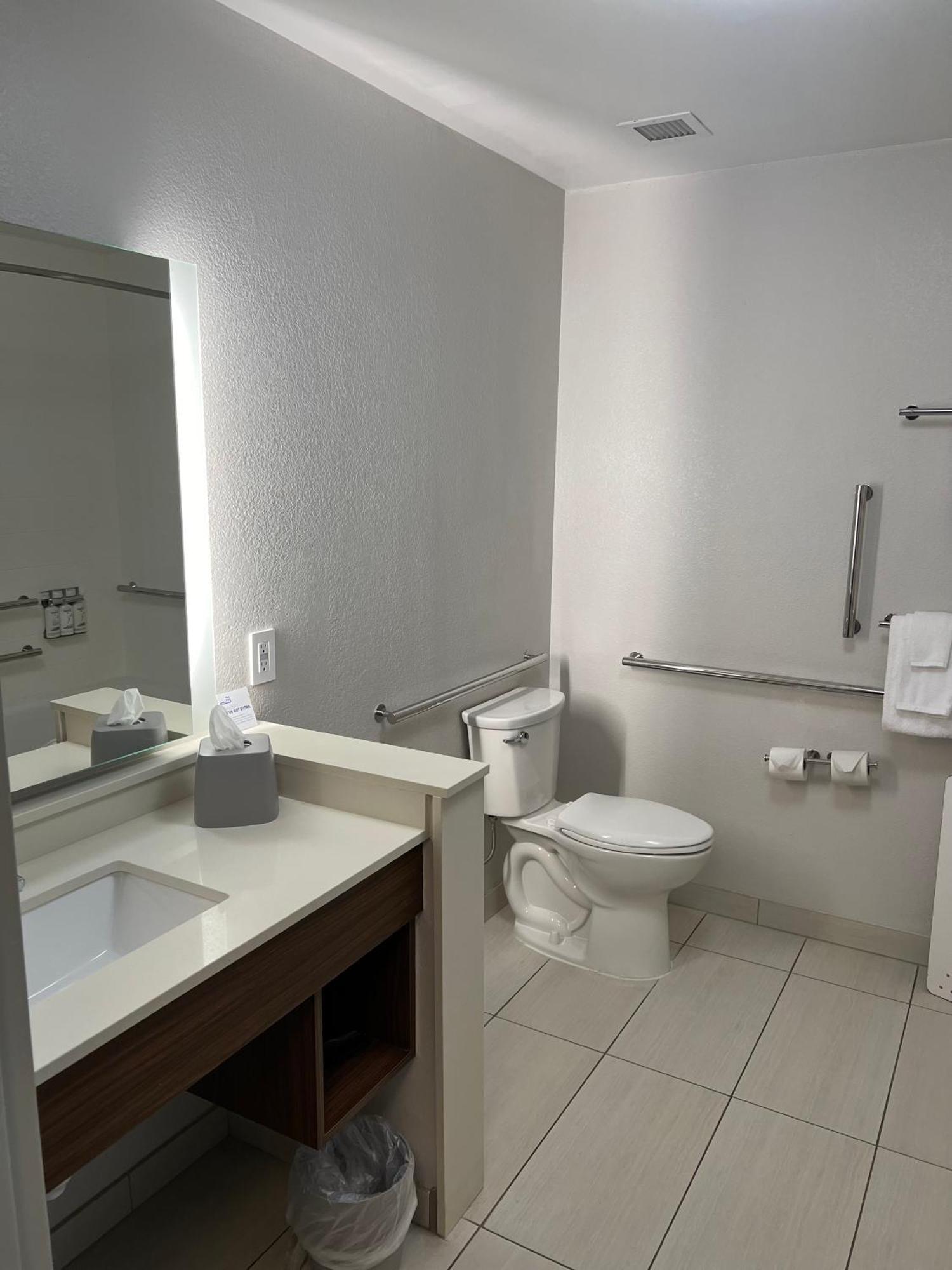 Holiday Inn Express & Suites Mobile - University Area By Ihg Bagian luar foto