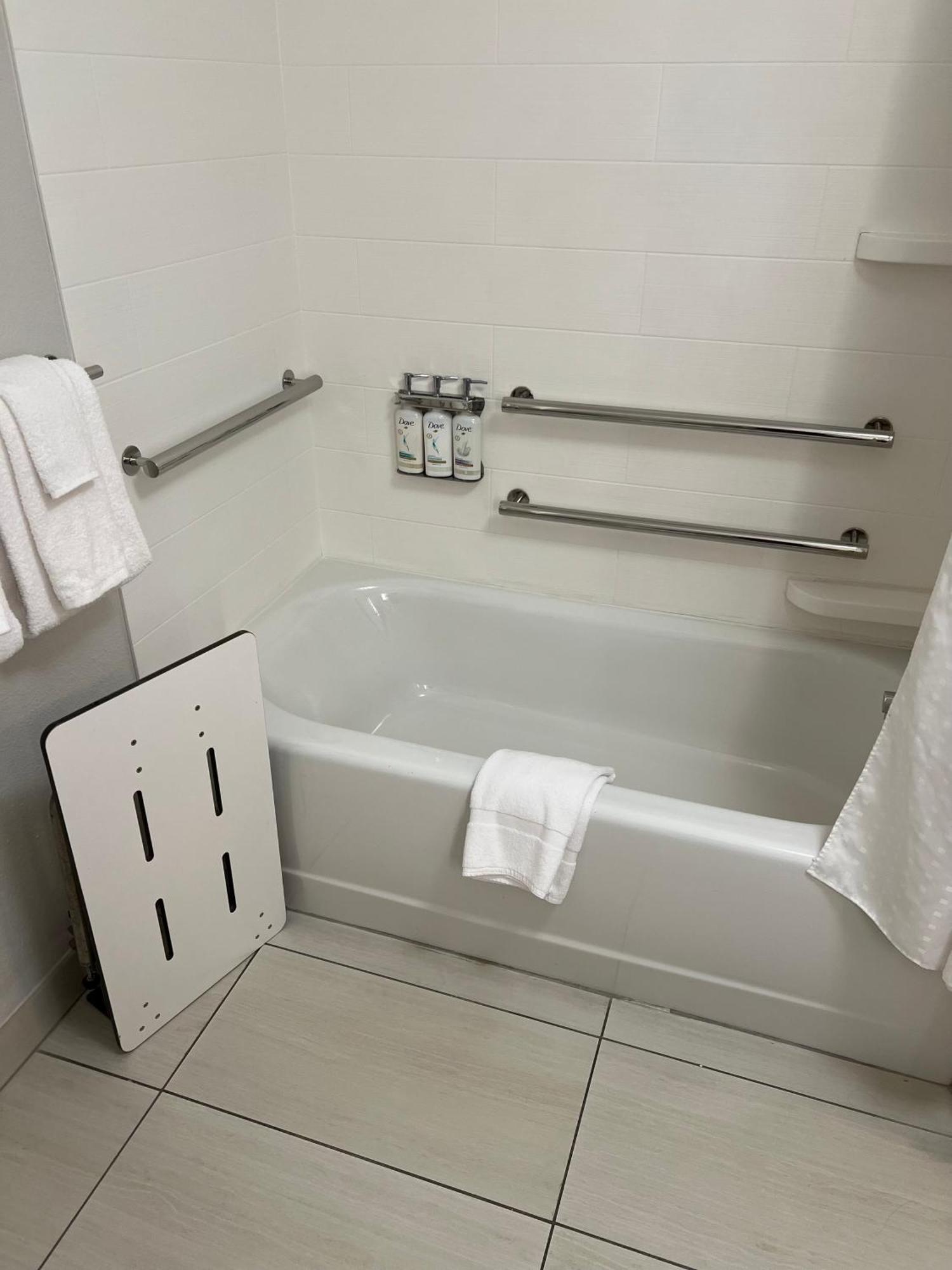 Holiday Inn Express & Suites Mobile - University Area By Ihg Bagian luar foto