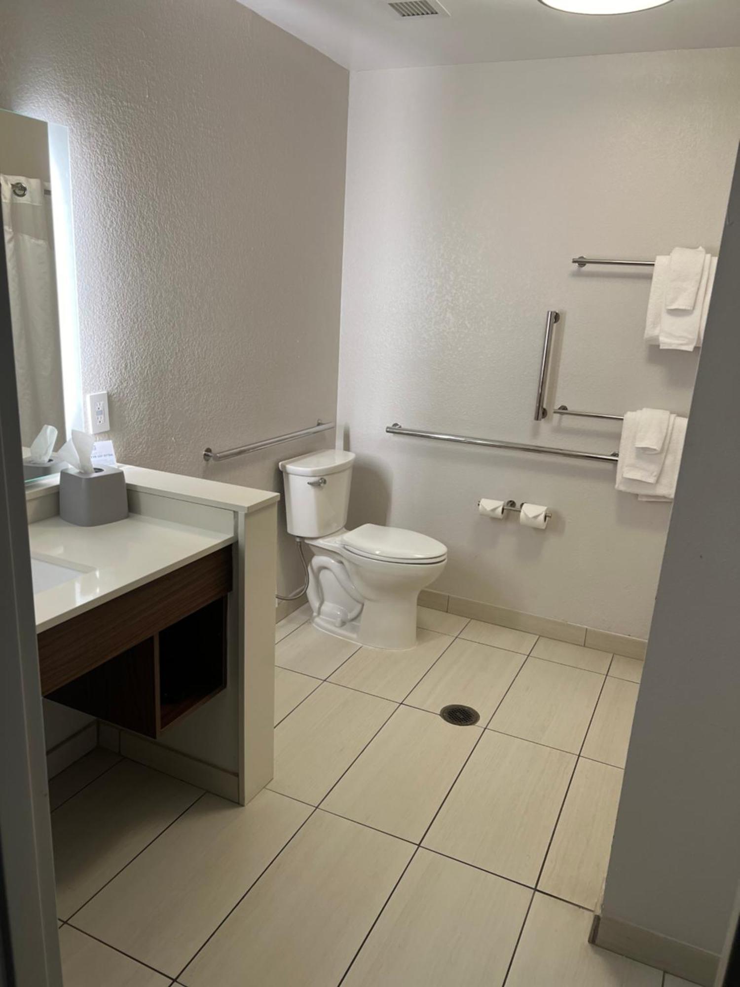 Holiday Inn Express & Suites Mobile - University Area By Ihg Bagian luar foto
