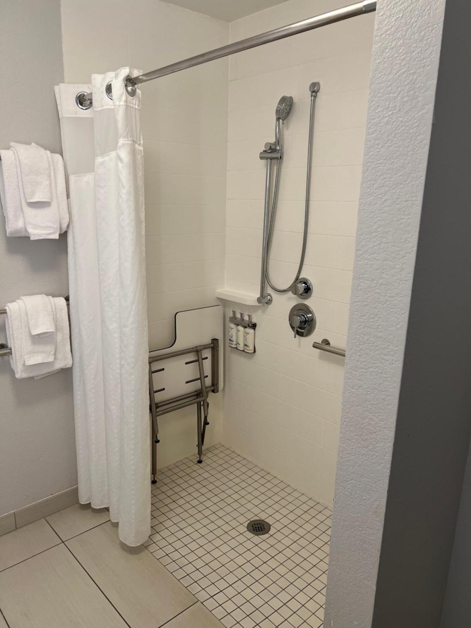 Holiday Inn Express & Suites Mobile - University Area By Ihg Bagian luar foto
