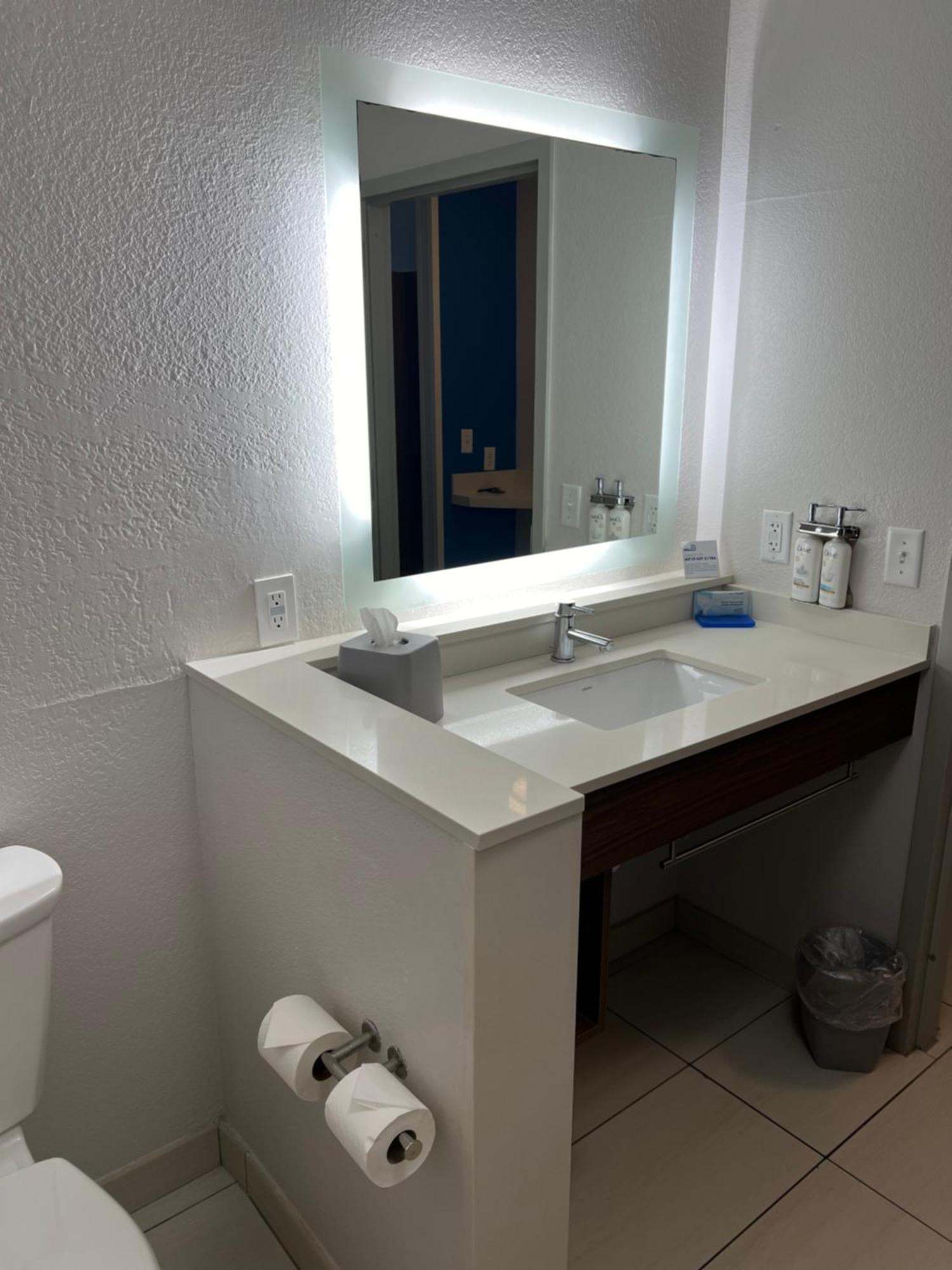Holiday Inn Express & Suites Mobile - University Area By Ihg Bagian luar foto