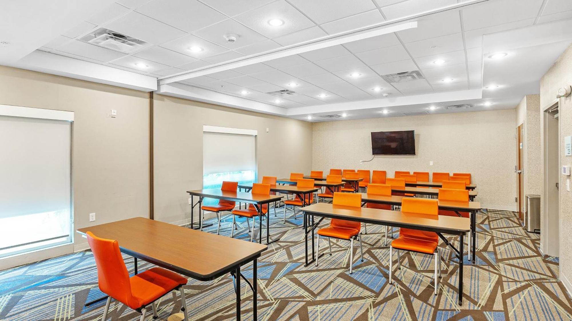 Holiday Inn Express & Suites Mobile - University Area By Ihg Bagian luar foto