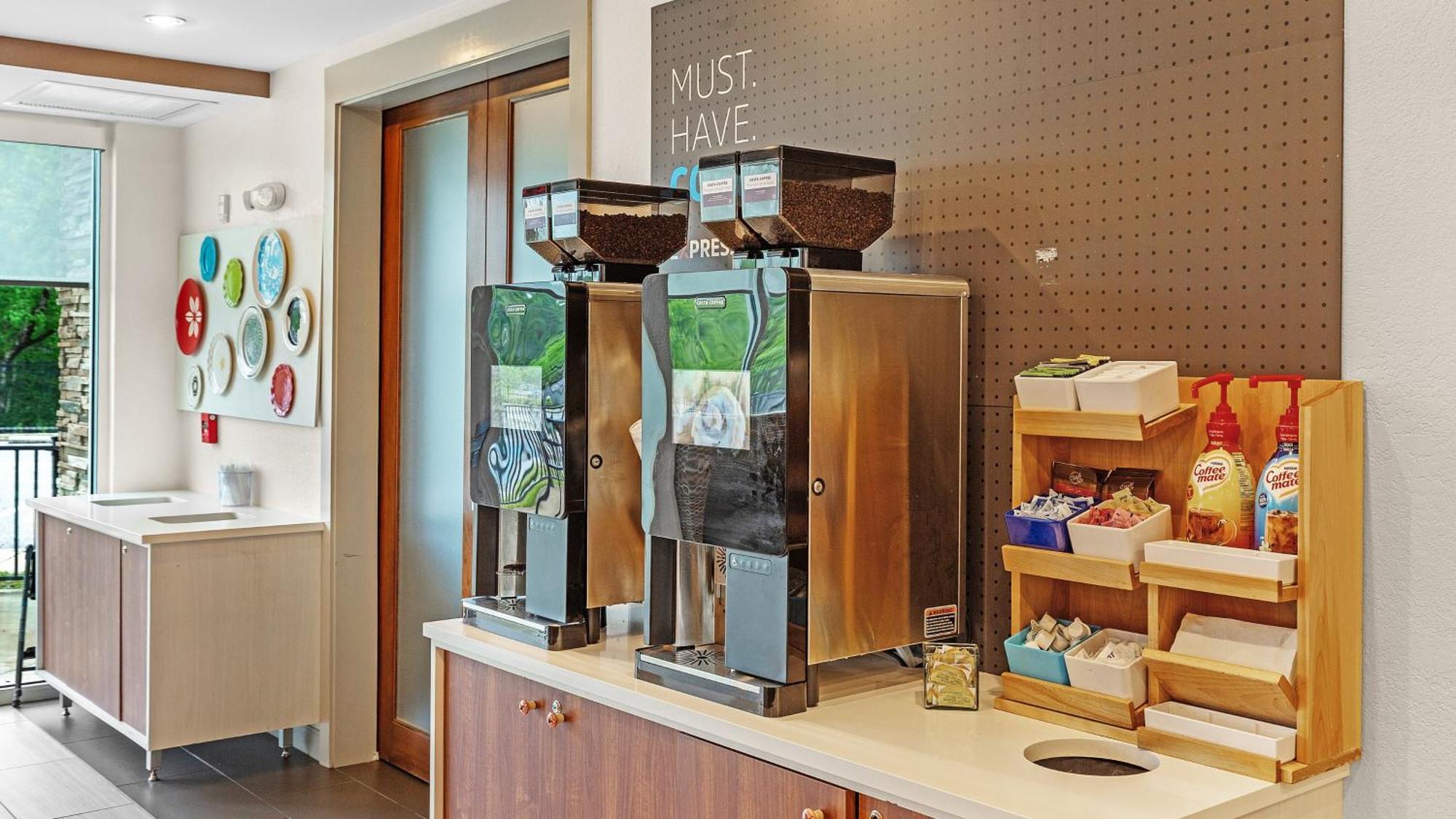 Holiday Inn Express & Suites Mobile - University Area By Ihg Bagian luar foto