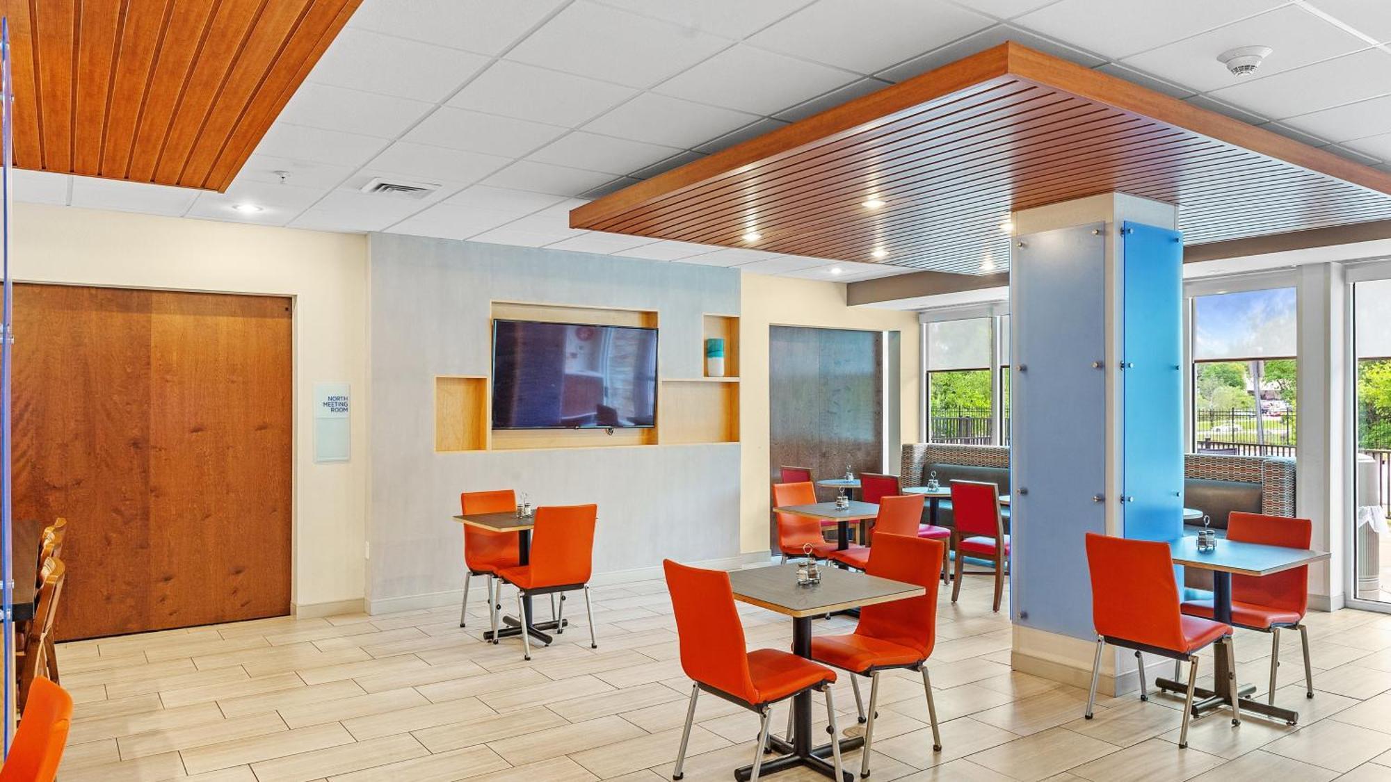 Holiday Inn Express & Suites Mobile - University Area By Ihg Bagian luar foto