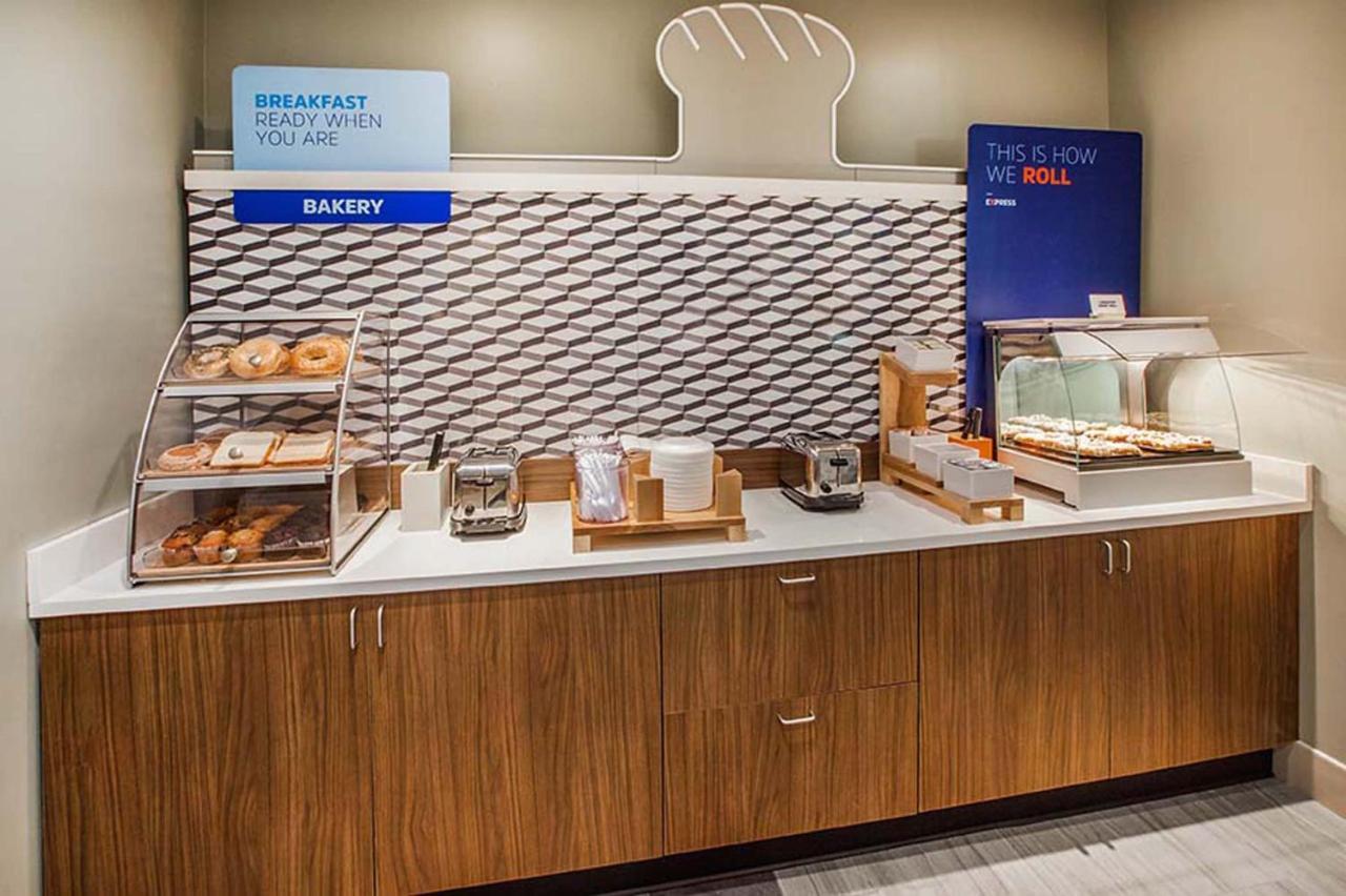 Holiday Inn Express & Suites Mobile - University Area By Ihg Bagian luar foto